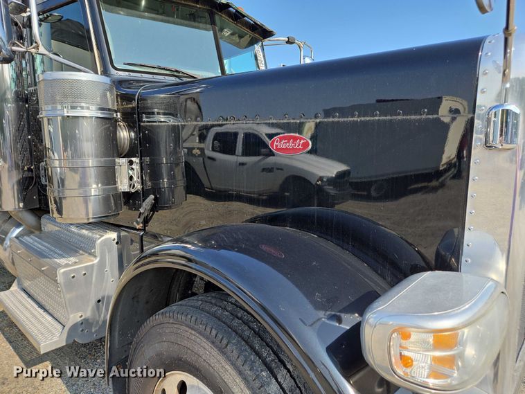 image for item YA0567 2017 Peterbilt 389 semi truck
