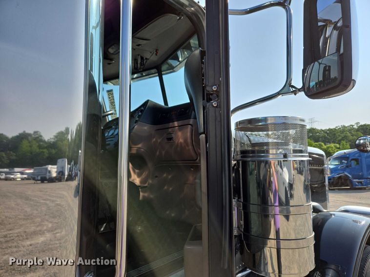 image for item YA0567 2017 Peterbilt 389 semi truck