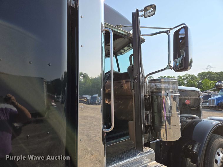 image for item YA0567 2017 Peterbilt 389 semi truck