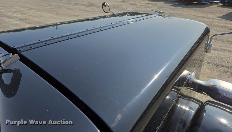 image for item YA0567 2017 Peterbilt 389 semi truck