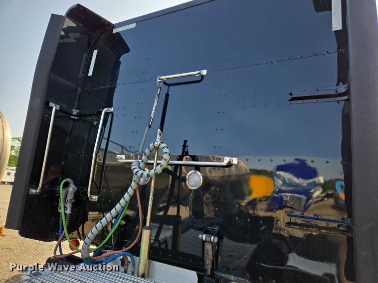 image for item YA0567 2017 Peterbilt 389 semi truck