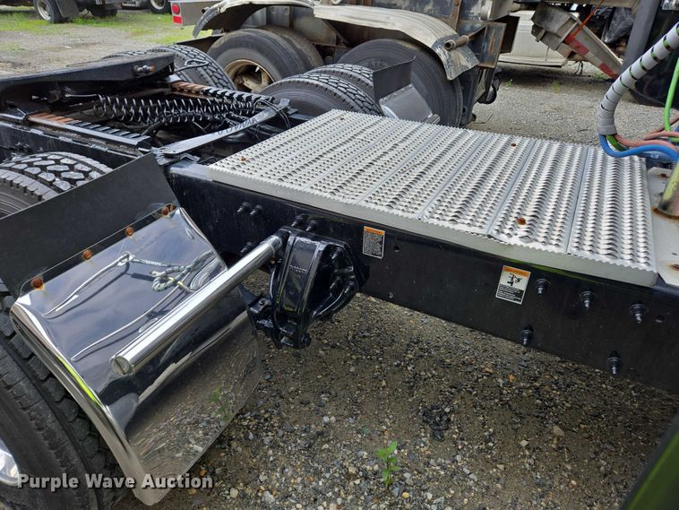 image for item YA0567 2017 Peterbilt 389 semi truck