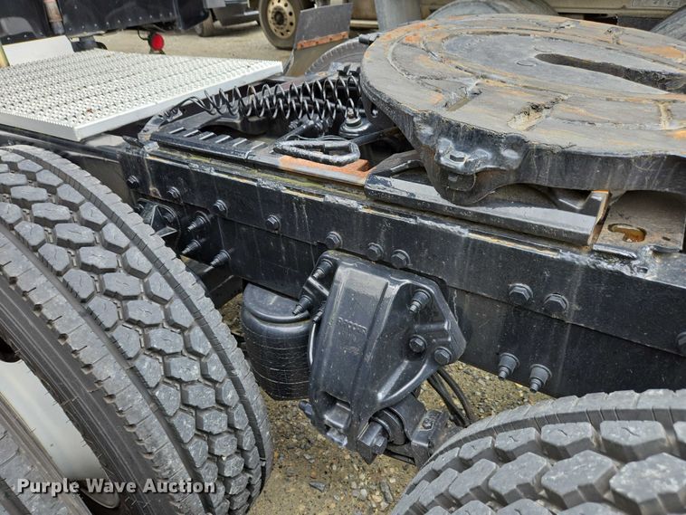 image for item YA0567 2017 Peterbilt 389 semi truck