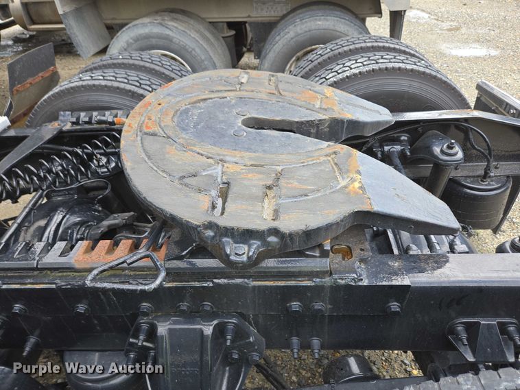 image for item YA0567 2017 Peterbilt 389 semi truck