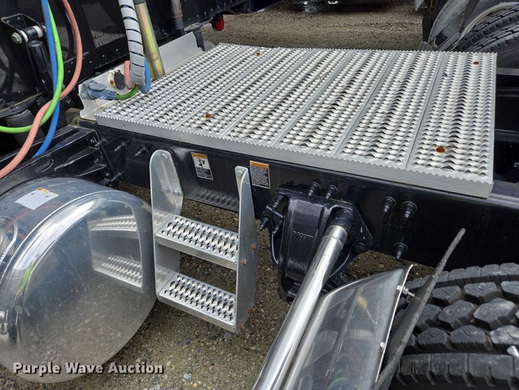 image for item YA0567 2017 Peterbilt 389 semi truck