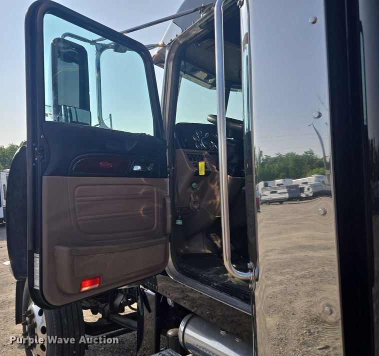 image for item YA0567 2017 Peterbilt 389 semi truck