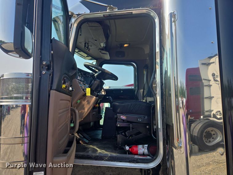 image for item YA0567 2017 Peterbilt 389 semi truck