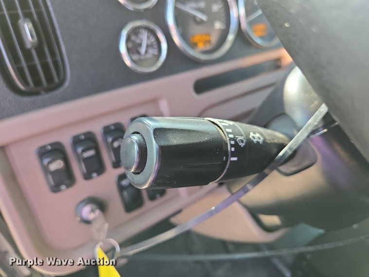 image for item YA0567 2017 Peterbilt 389 semi truck