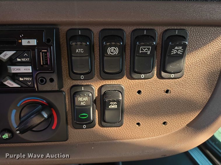 image for item YA0567 2017 Peterbilt 389 semi truck