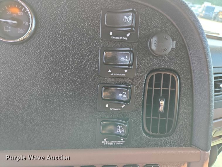 image for item YA0567 2017 Peterbilt 389 semi truck