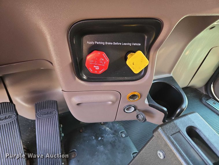 image for item YA0567 2017 Peterbilt 389 semi truck