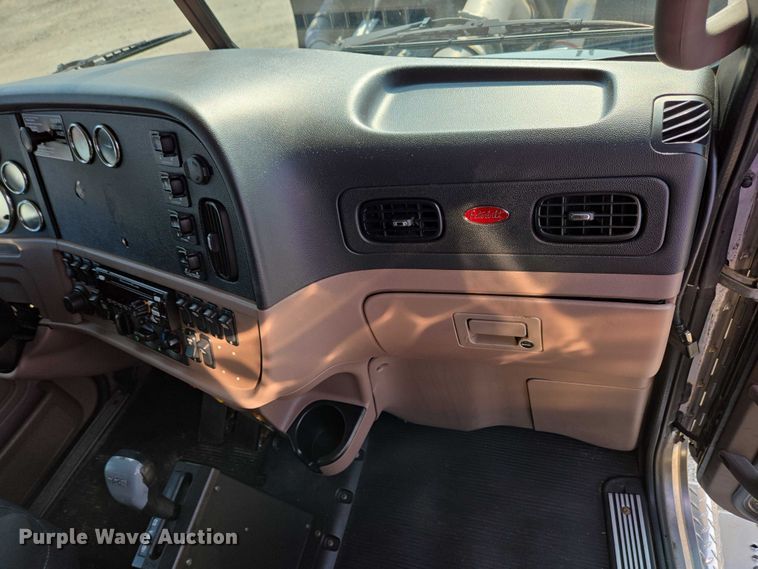 image for item YA0567 2017 Peterbilt 389 semi truck