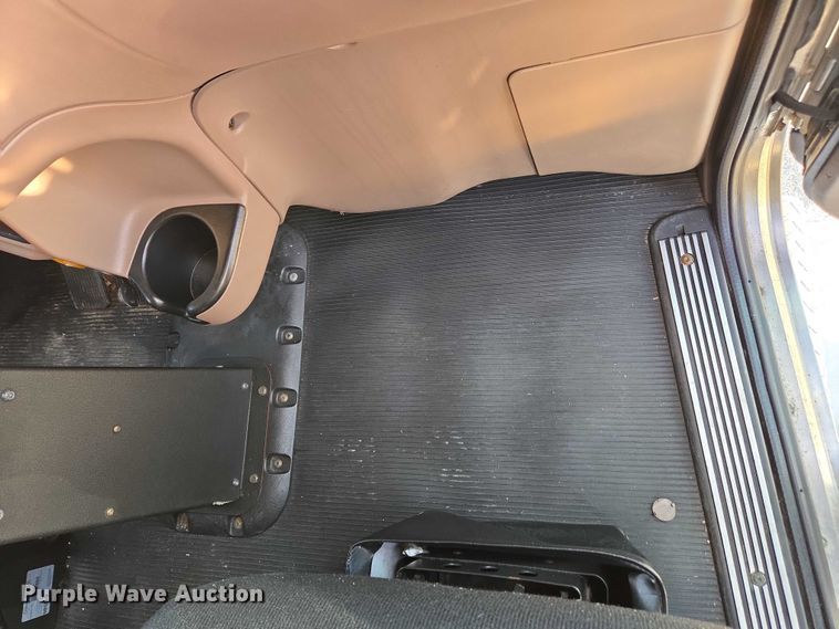 image for item YA0567 2017 Peterbilt 389 semi truck