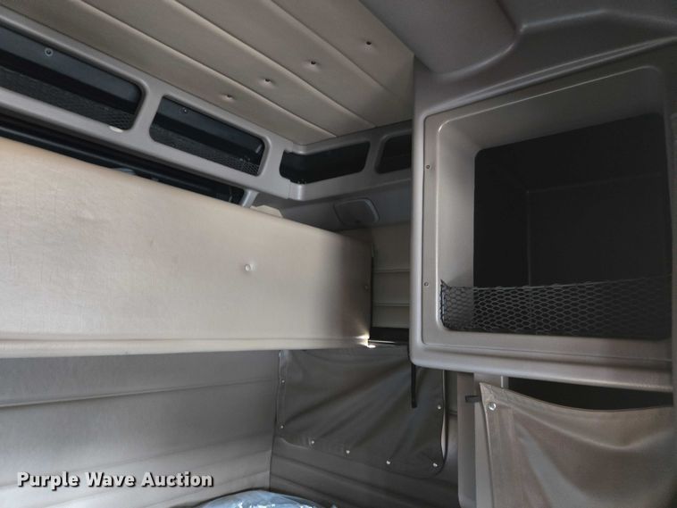 image for item YA0567 2017 Peterbilt 389 semi truck