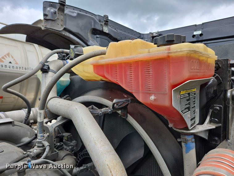 image for item YA0567 2017 Peterbilt 389 semi truck