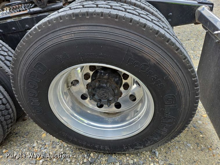 image for item YA0567 2017 Peterbilt 389 semi truck