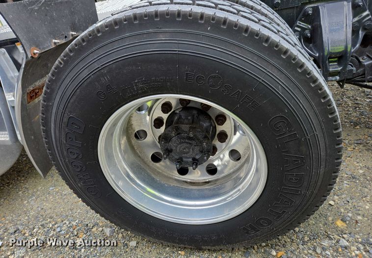 image for item YA0567 2017 Peterbilt 389 semi truck