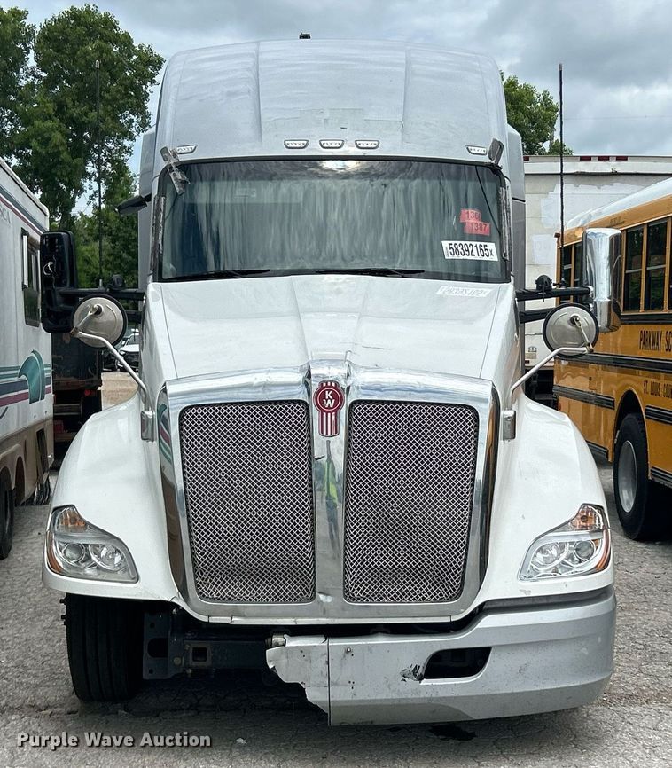 image for item YA0575 2020 Kenworth T680 semi truck