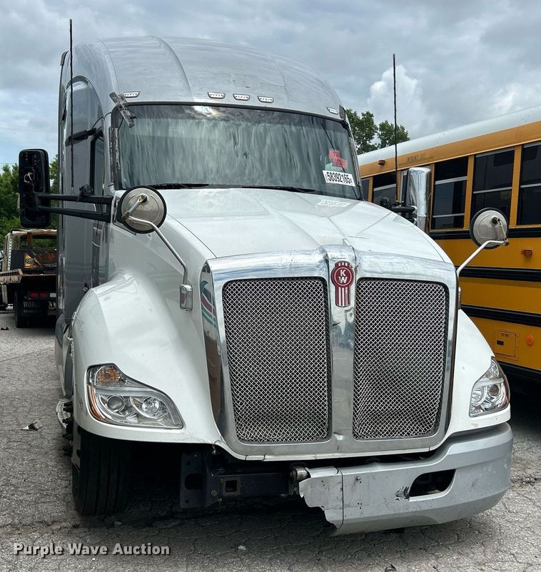 image for item YA0575 2020 Kenworth T680 semi truck