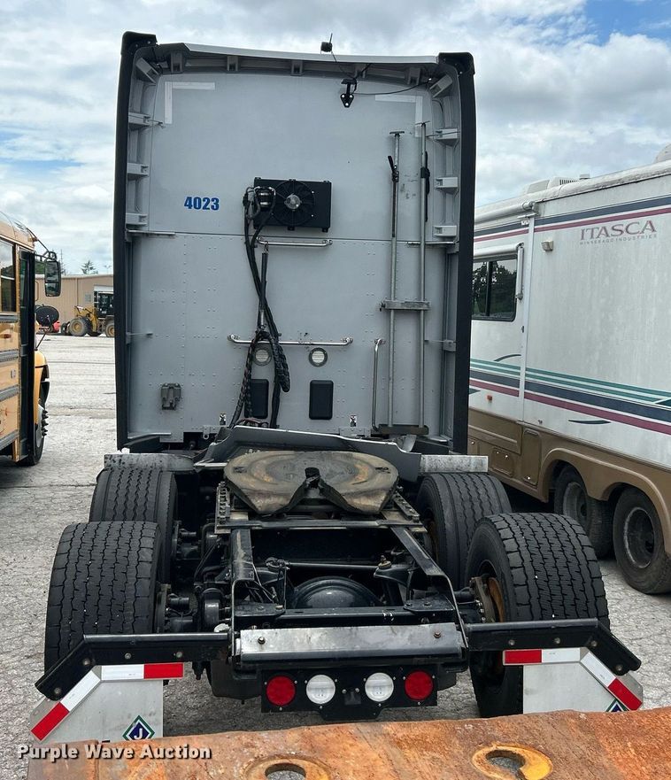 image for item YA0575 2020 Kenworth T680 semi truck
