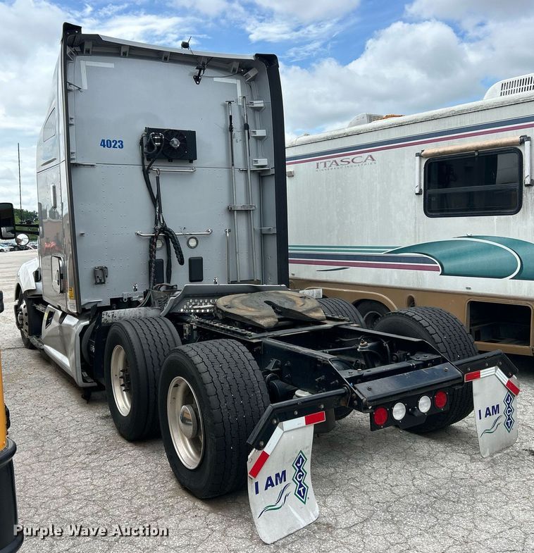image for item YA0575 2020 Kenworth T680 semi truck