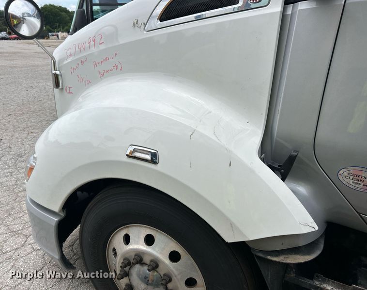 image for item YA0575 2020 Kenworth T680 semi truck