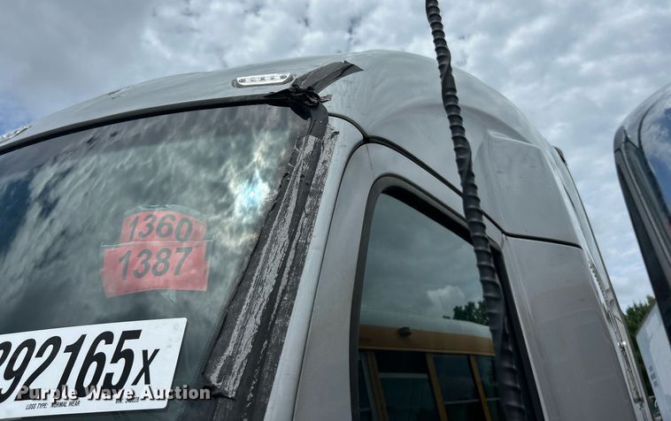 image for item YA0575 2020 Kenworth T680 semi truck