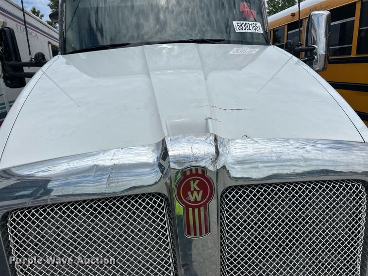 image for item YA0575 2020 Kenworth T680 semi truck
