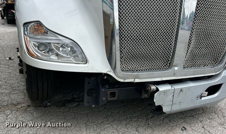 image for item YA0575 2020 Kenworth T680 semi truck