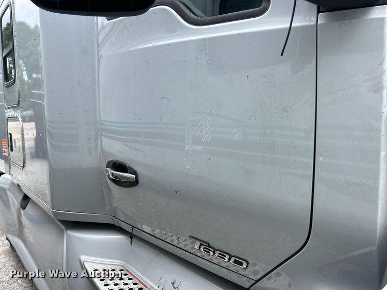 image for item YA0575 2020 Kenworth T680 semi truck