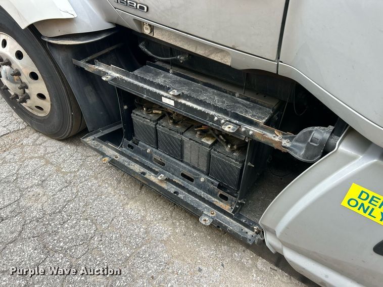 image for item YA0575 2020 Kenworth T680 semi truck