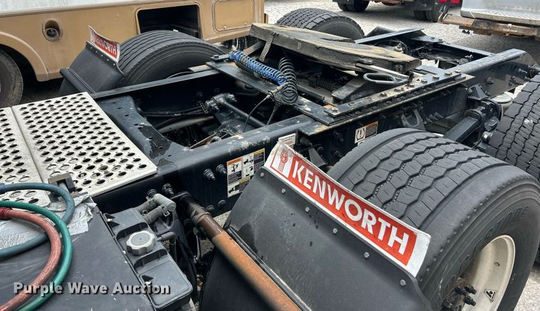 image for item YA0575 2020 Kenworth T680 semi truck