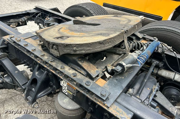 image for item YA0575 2020 Kenworth T680 semi truck