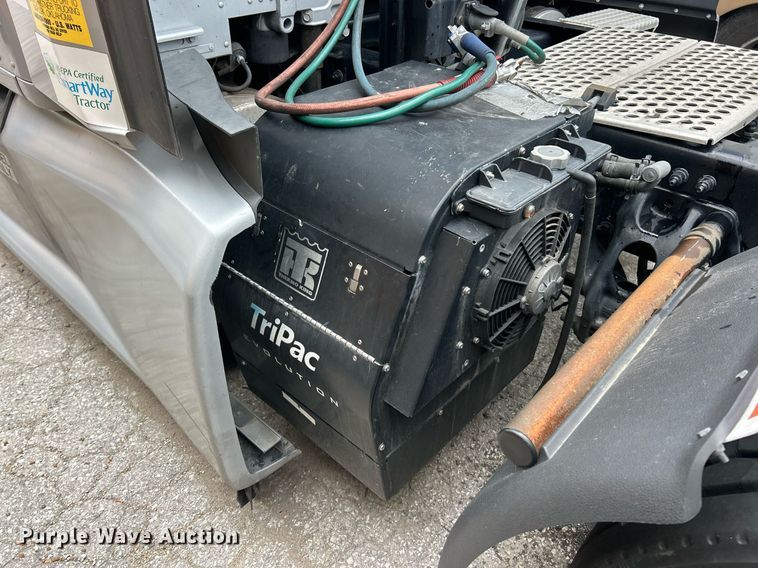 image for item YA0575 2020 Kenworth T680 semi truck