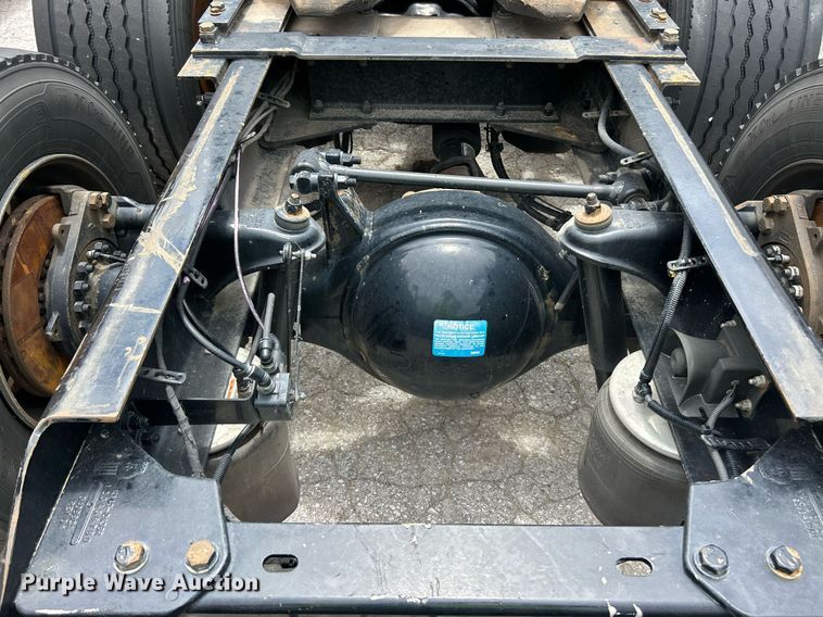 image for item YA0575 2020 Kenworth T680 semi truck