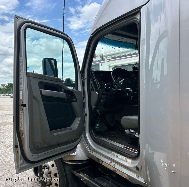 image for item YA0575 2020 Kenworth T680 semi truck