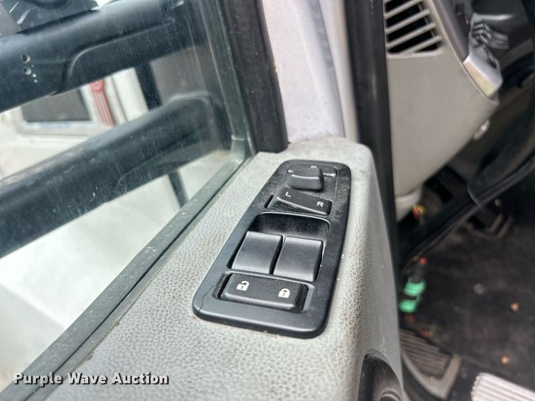 image for item YA0575 2020 Kenworth T680 semi truck