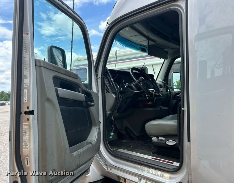 image for item YA0575 2020 Kenworth T680 semi truck