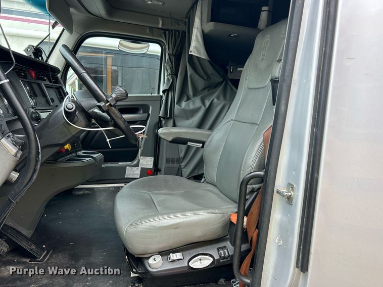 image for item YA0575 2020 Kenworth T680 semi truck