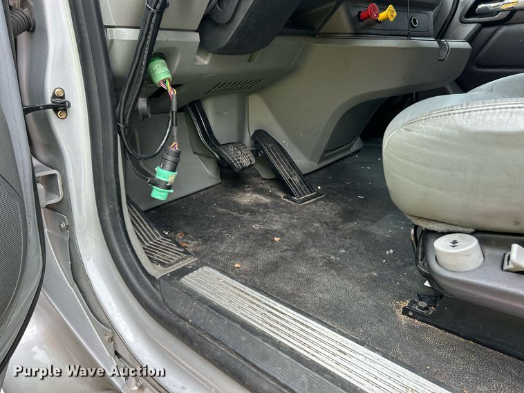 image for item YA0575 2020 Kenworth T680 semi truck