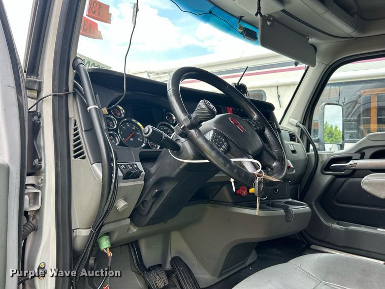 image for item YA0575 2020 Kenworth T680 semi truck