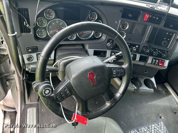 image for item YA0575 2020 Kenworth T680 semi truck