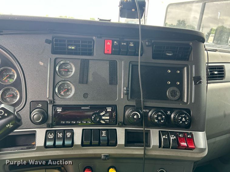image for item YA0575 2020 Kenworth T680 semi truck