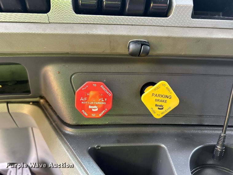 image for item YA0575 2020 Kenworth T680 semi truck