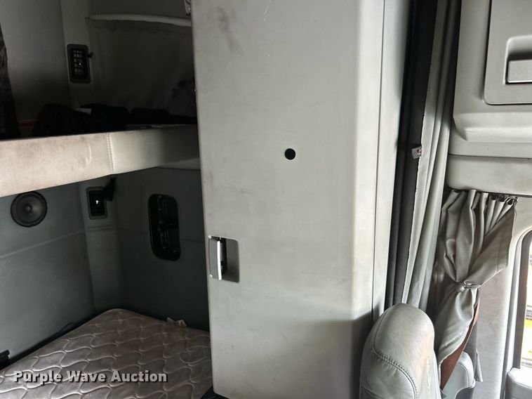 image for item YA0575 2020 Kenworth T680 semi truck