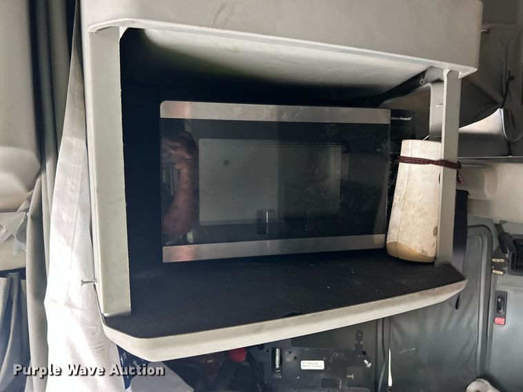 image for item YA0575 2020 Kenworth T680 semi truck