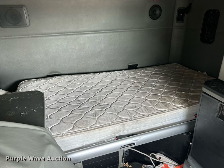 image for item YA0575 2020 Kenworth T680 semi truck