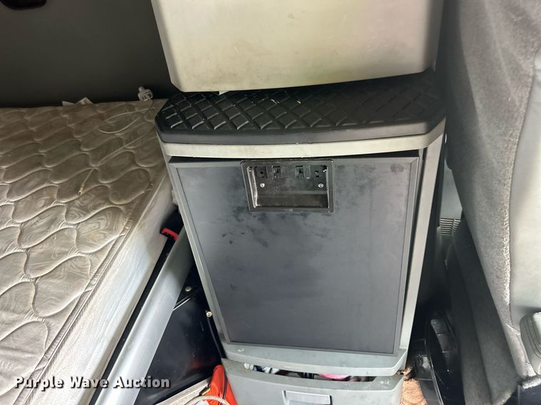 image for item YA0575 2020 Kenworth T680 semi truck