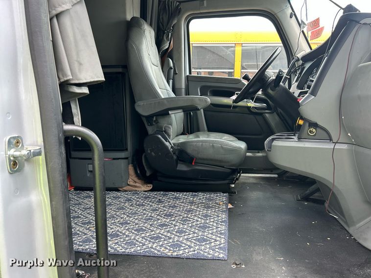 image for item YA0575 2020 Kenworth T680 semi truck