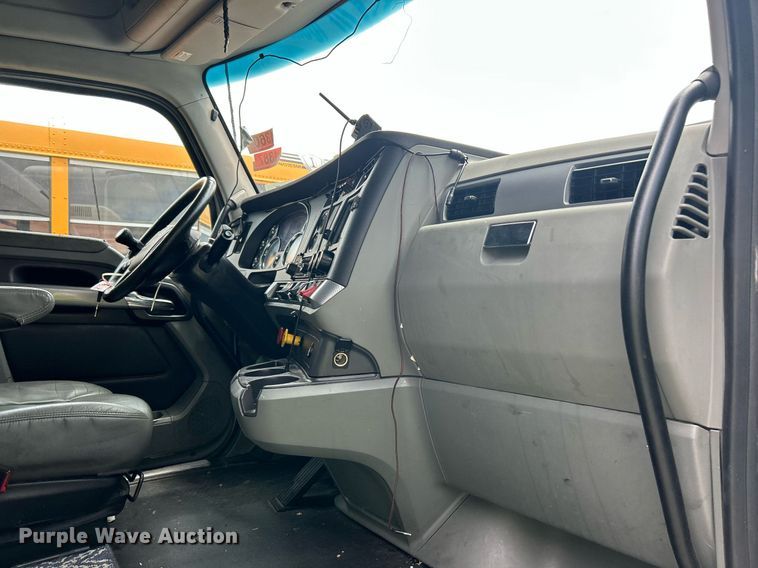 image for item YA0575 2020 Kenworth T680 semi truck